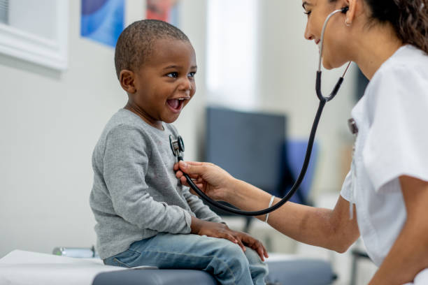Familia latina recibiendo atención médica